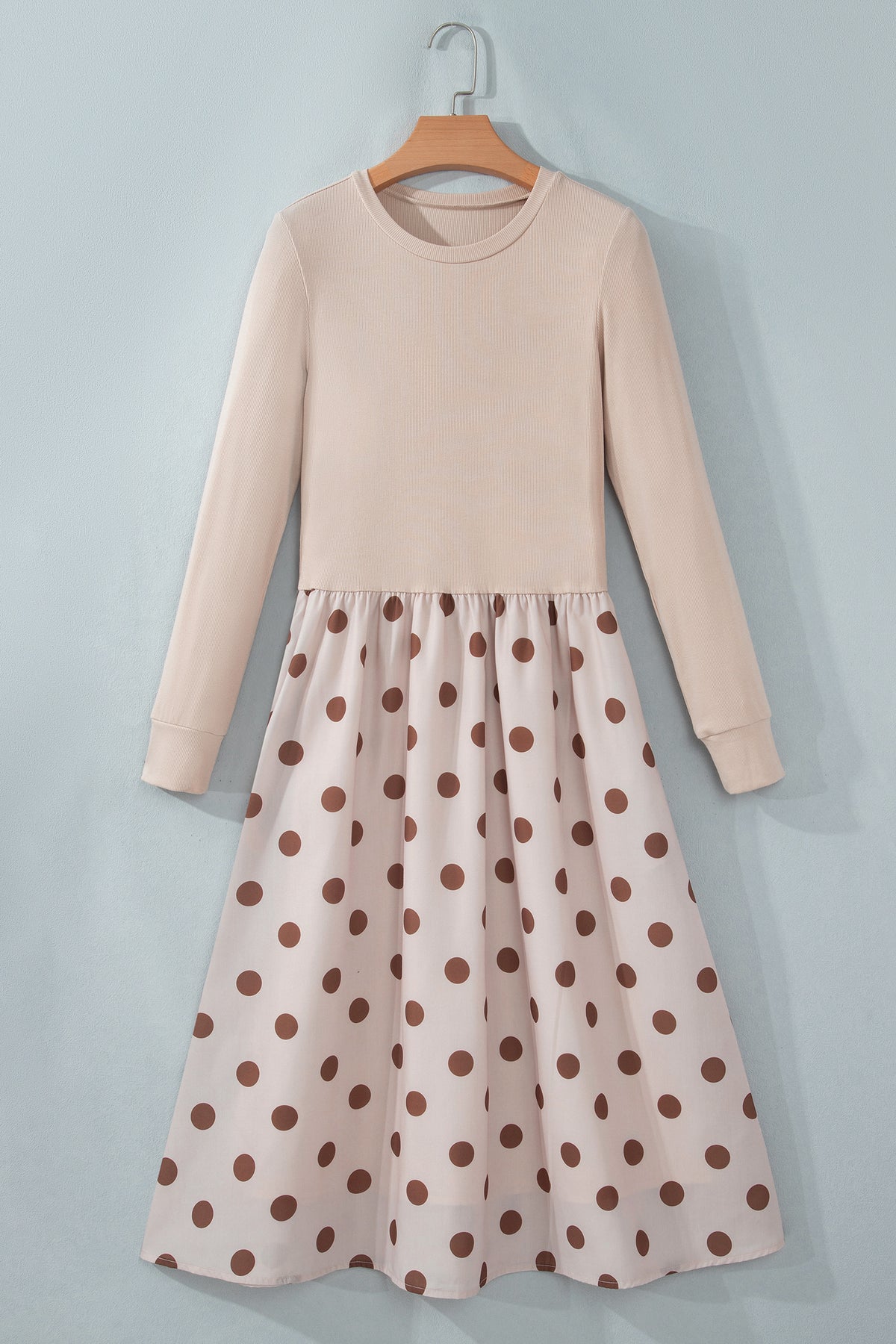 Vestido midi de manga larga con estampado de lunares en color beige