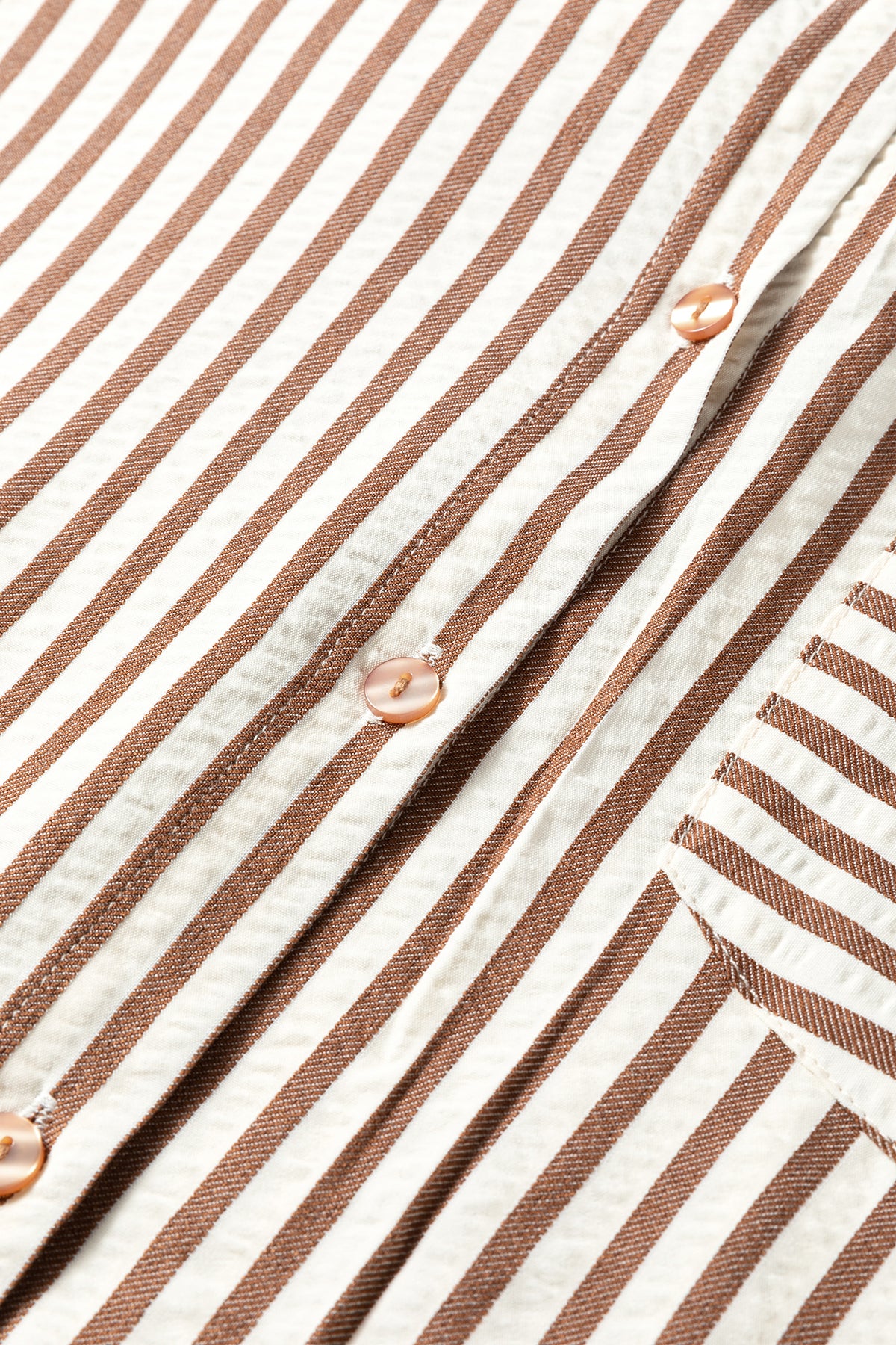 Vestido camisero midi de rayas marrones con textura, manga 3/4, bajo redondeado y abertura