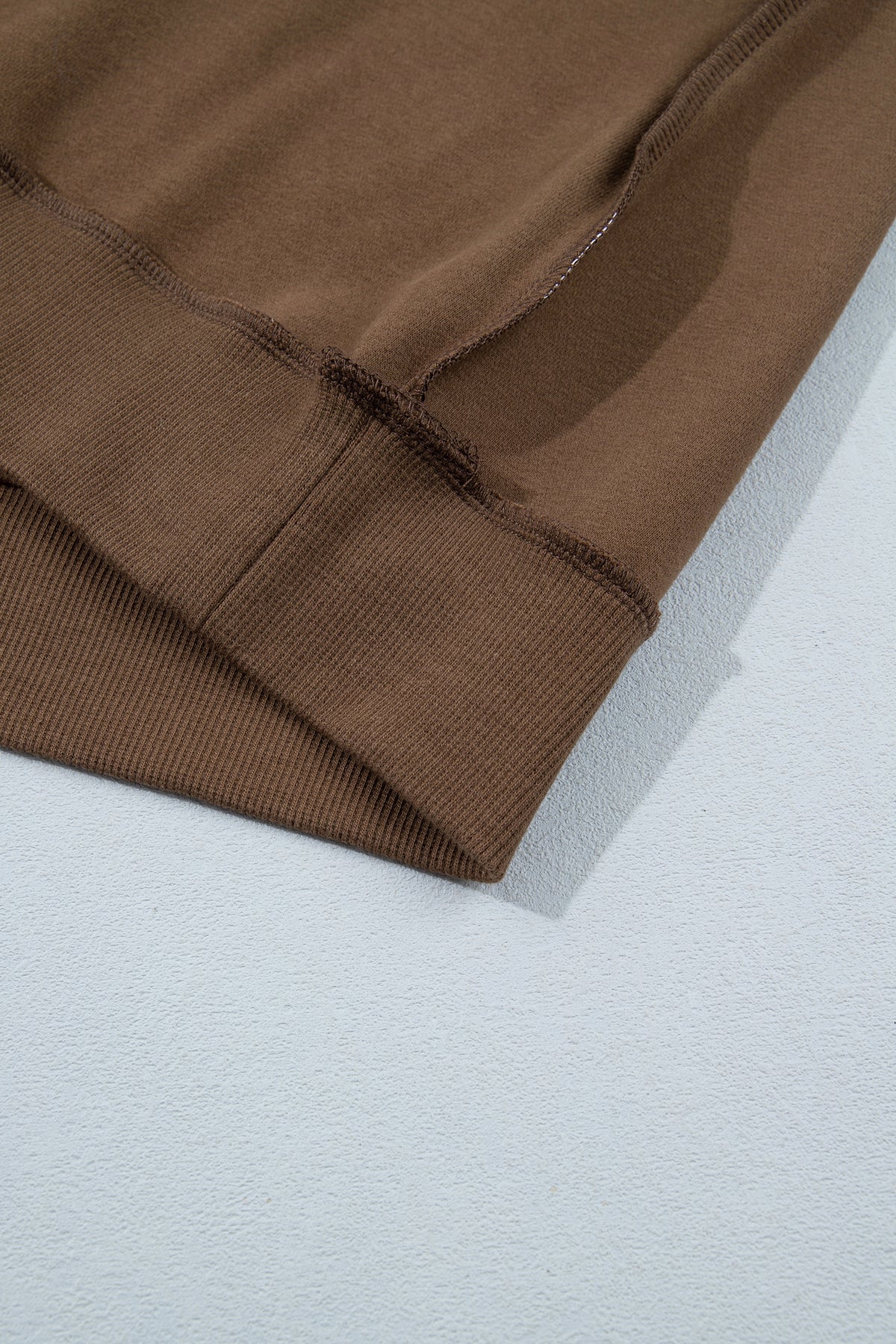 Sudadera holgada de color marrón oscuro con cuello alzado y estampado del eslogan «Jesus Saves»