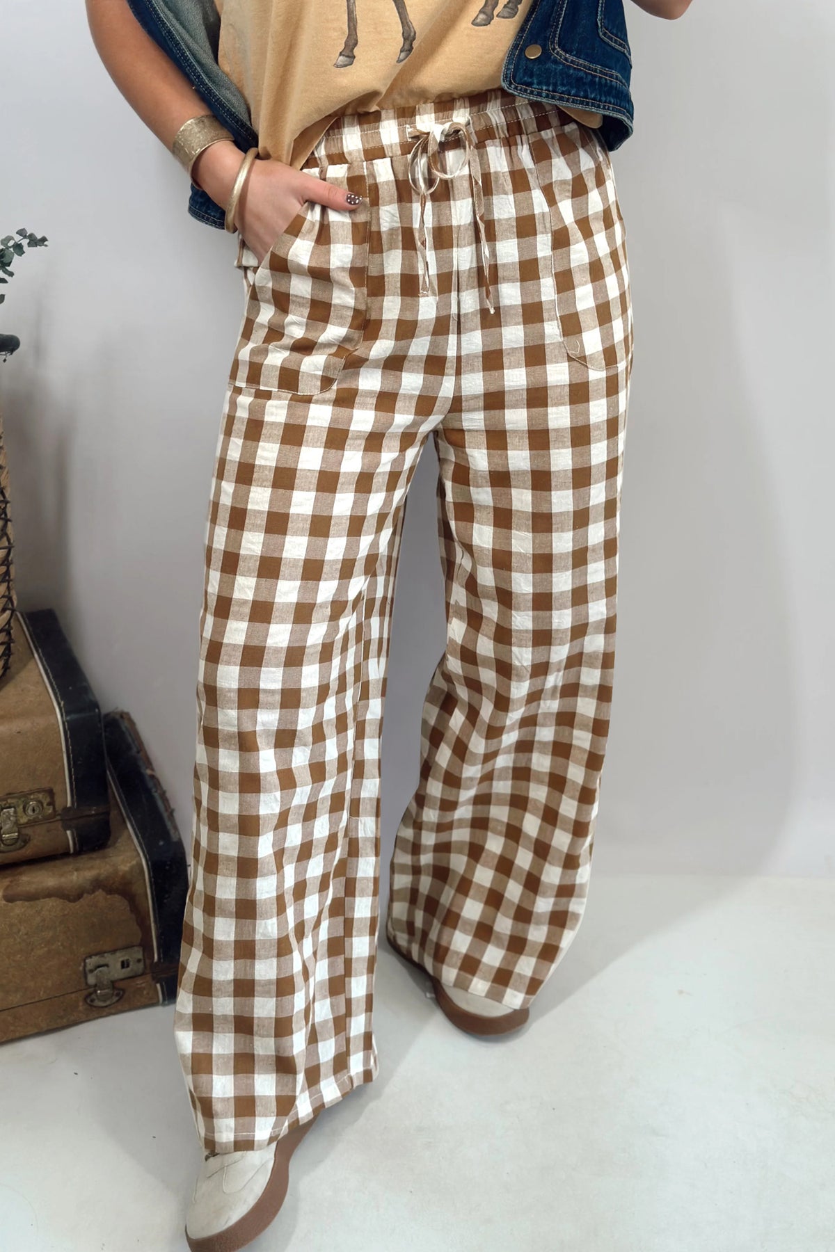 Pantalones rectos de cuadros vichy marrones con cintura elástica y lazo.