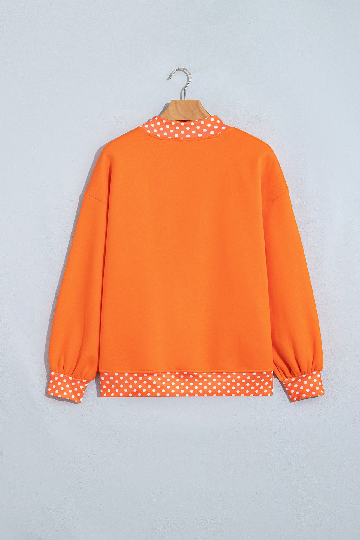 Sudadera rojo intenso con estampado de letras y lunares, cuello perkins y ribetes en contraste