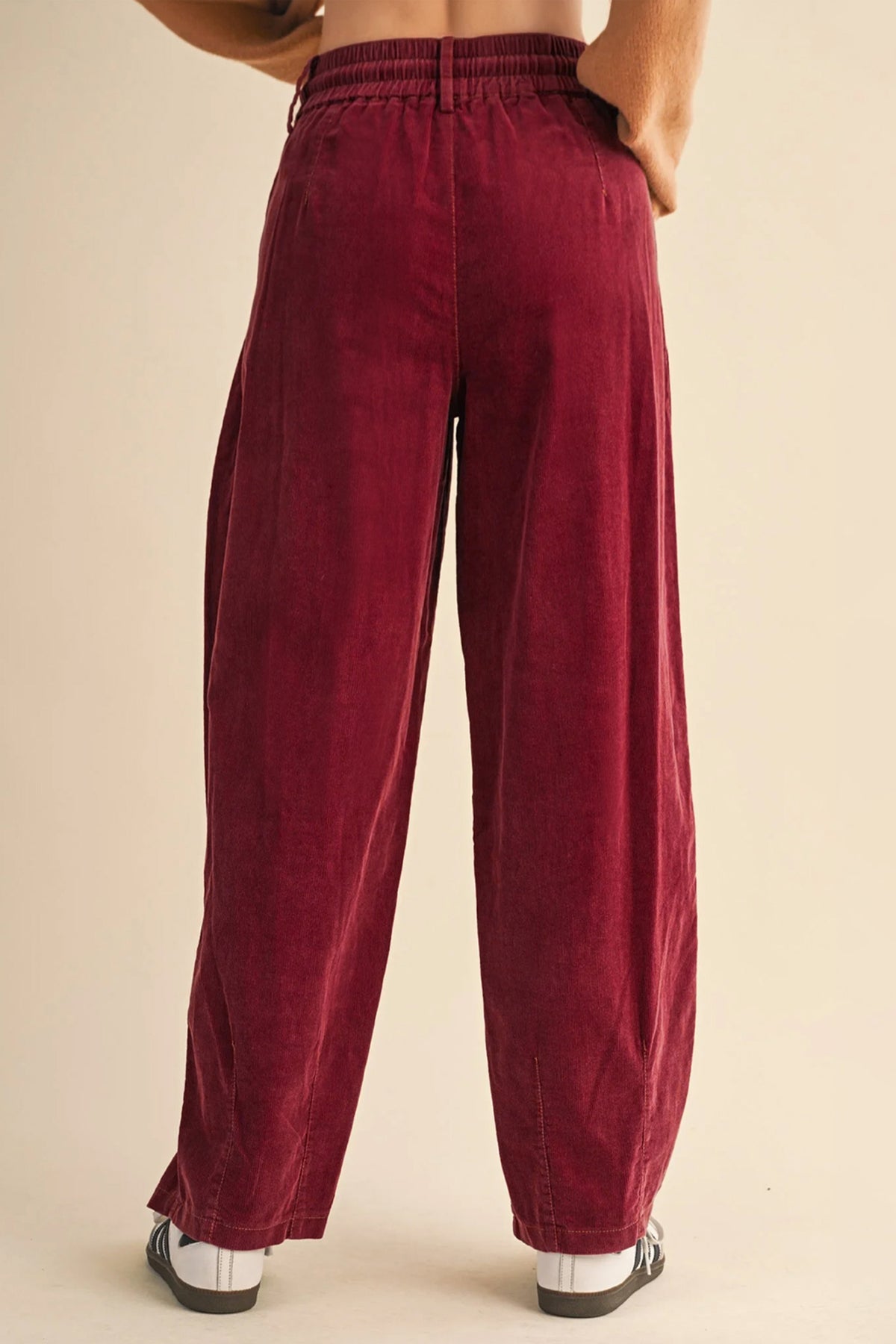 Pantalones casuales de pana color castaño con cintura elástica y cordón de ajuste