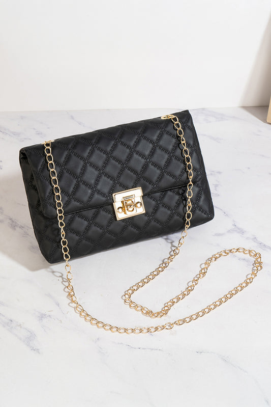 Bolso de hombro negro de piel sintética texturizada con hebilla de cadena dorada