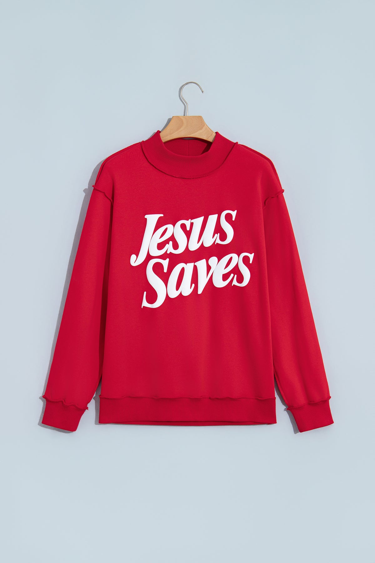 Sudadera holgada de color marrón oscuro con cuello alzado y estampado del eslogan «Jesus Saves»