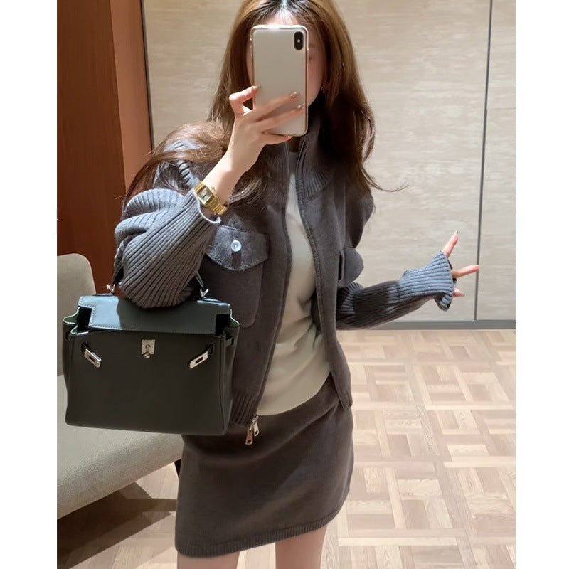 Conjunto de dos piezas: suéter con cuello alzado y cremallera, y falda