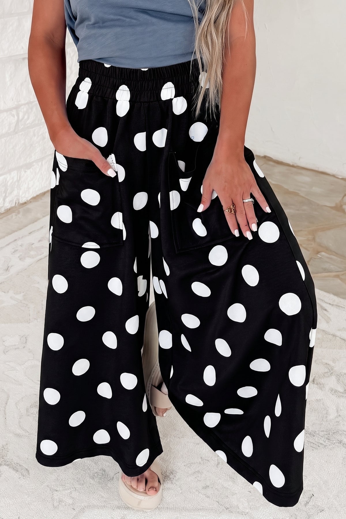 Pantalones informales de pernera ancha, con cintura elástica y estampado de lunares sobre fondo azul