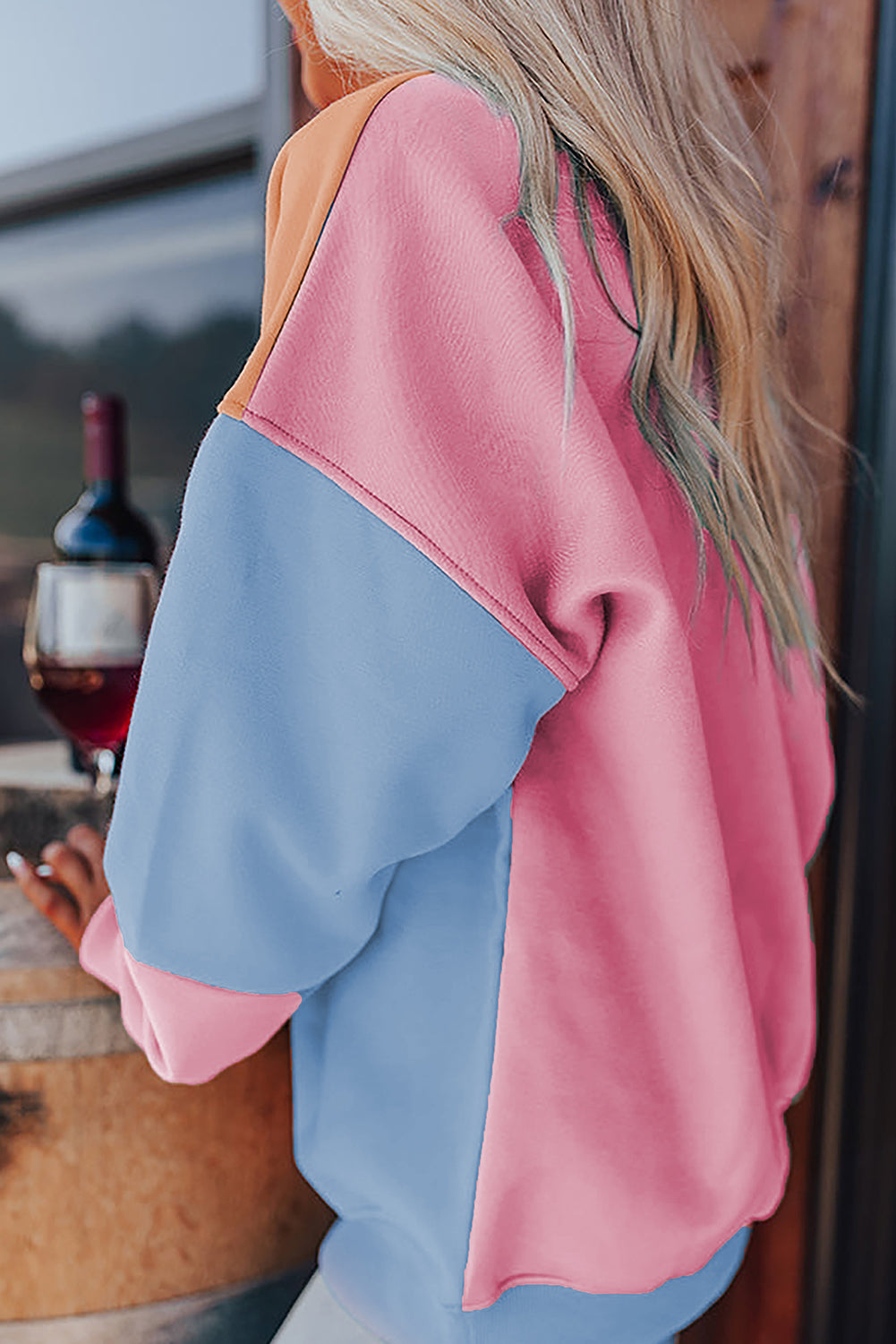 Sudadera azul cielo de estilo patchwork con bloques de color y hombros caídos