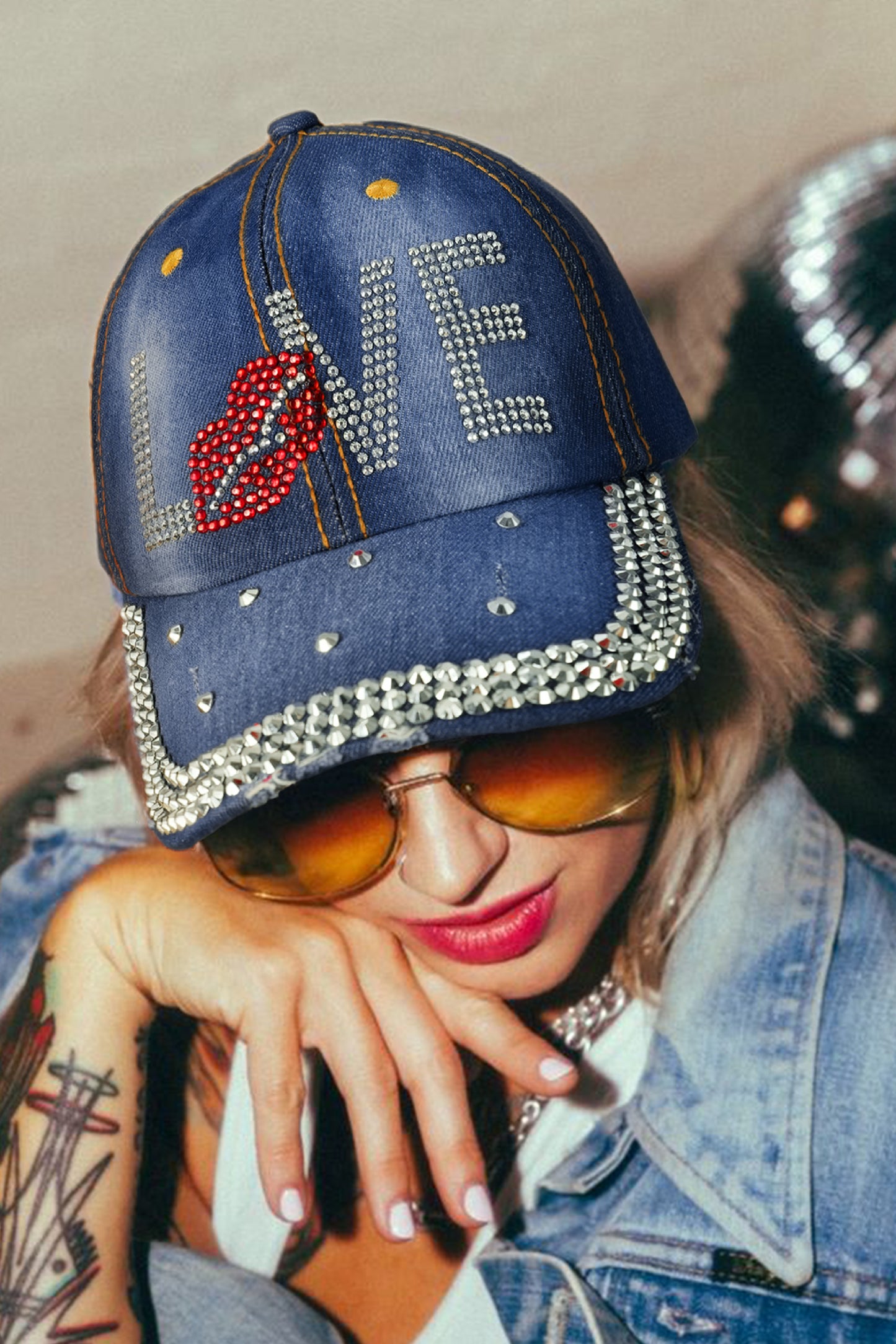 Gorra de béisbol de mezclilla Ashleigh con diseño de labios y la palabra "LOVE" adornada con pedrería azul