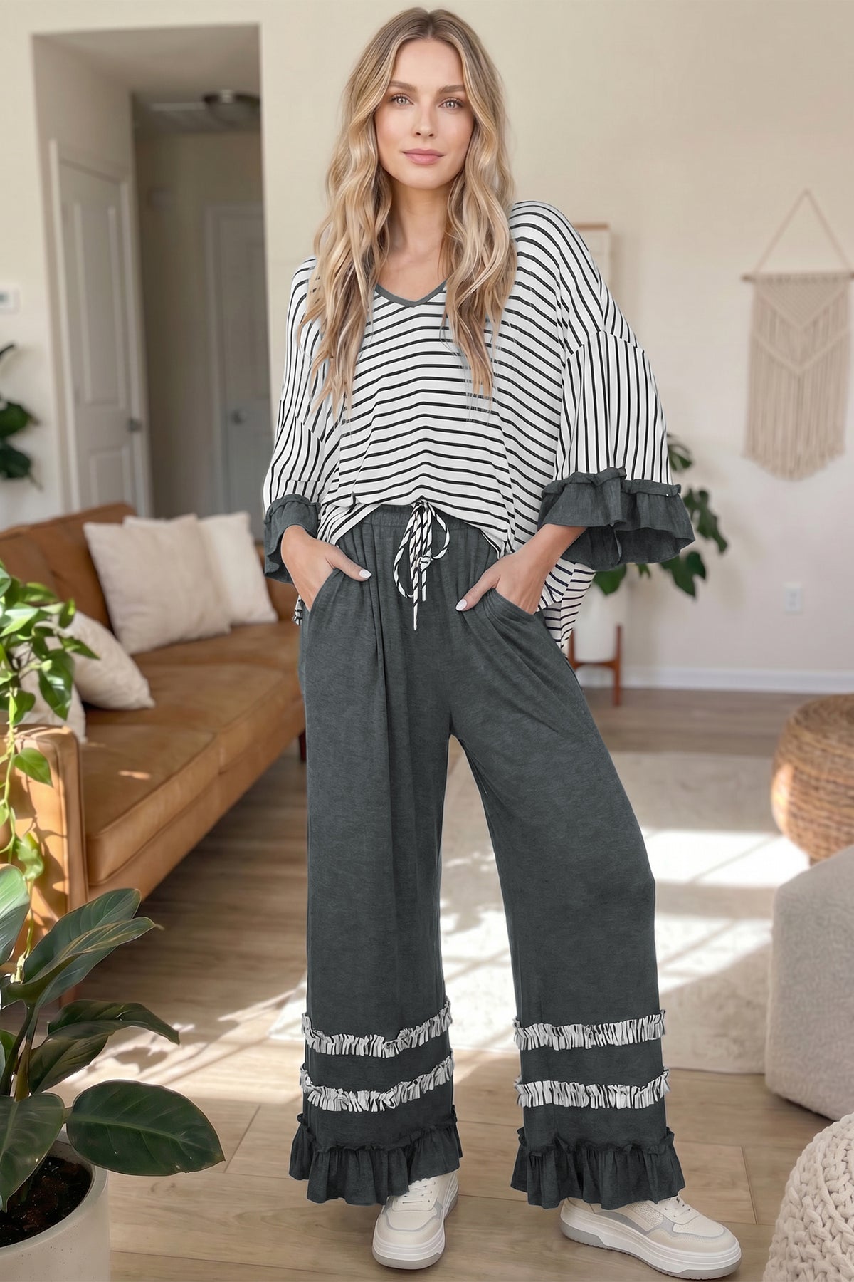 Conjunto de 2 piezas: top de rayas azules con cuello en V y mangas con volantes en contraste, y pantalón con cordón ajustable.