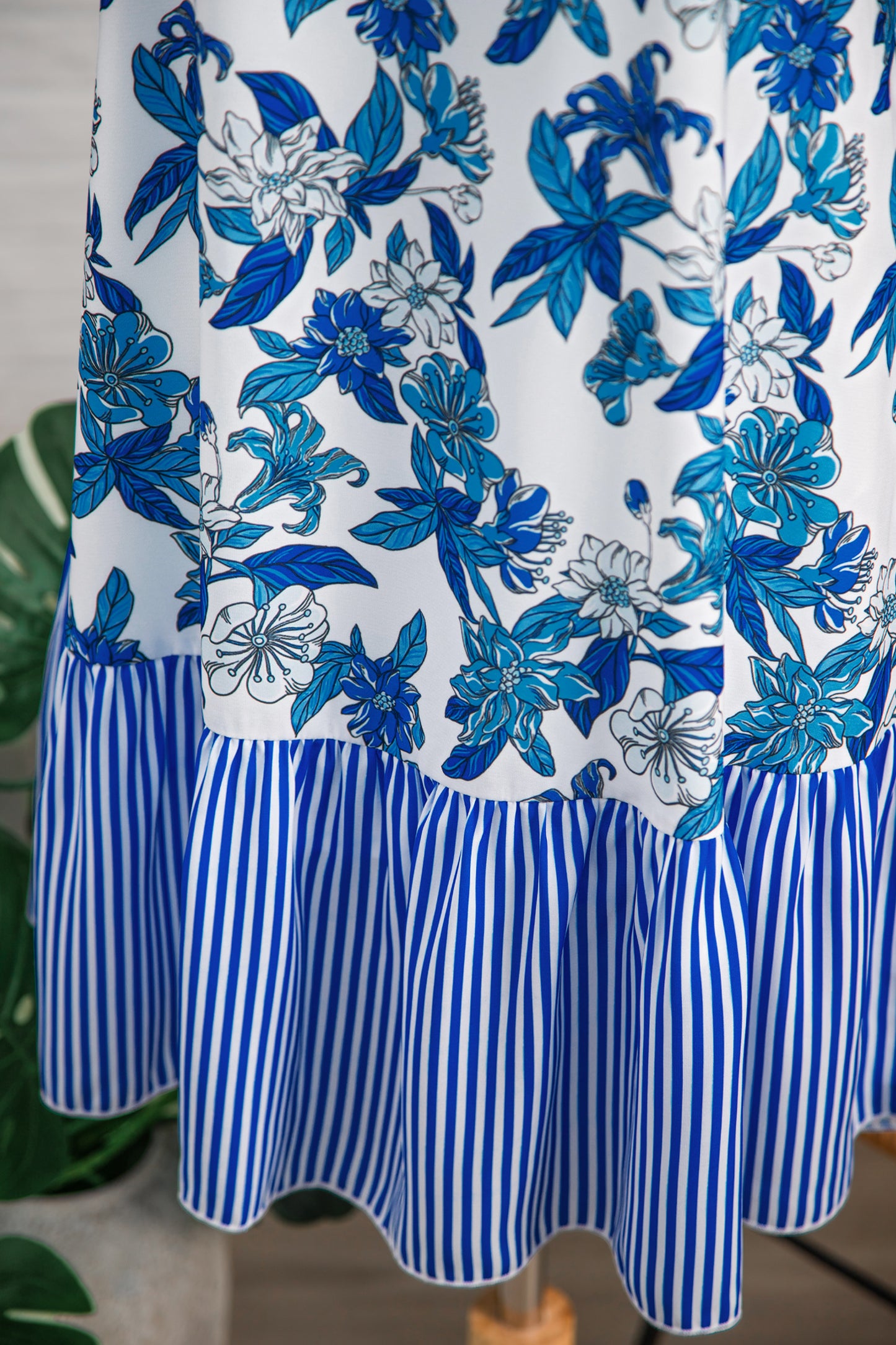 Vestido de patchwork con estampado floral azul cielo, cuello en U, sin mangas, a rayas y bajo con volantes - Bego Fashion