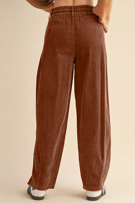 Pantalones casuales de pana color castaño con cintura elástica y cordón de ajuste
