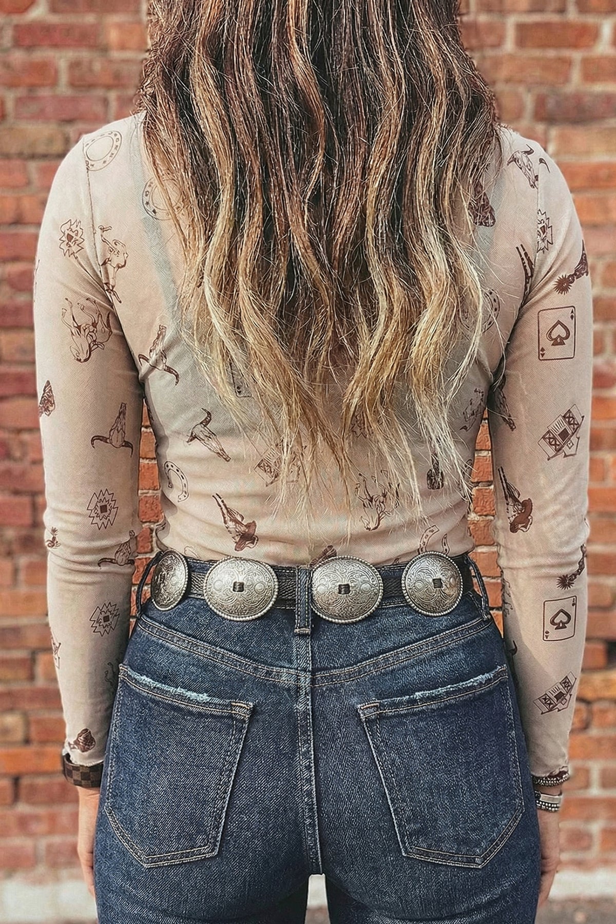 Top de malla de manga larga y cuello perkins, corte entallado, con estampado floral en gris humo