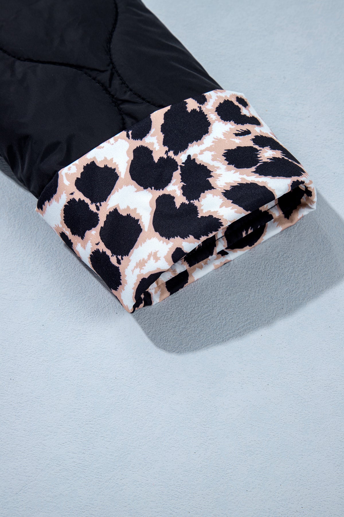 Chaqueta acolchada estilo retro negra con botones y puños con estampado de leopardo