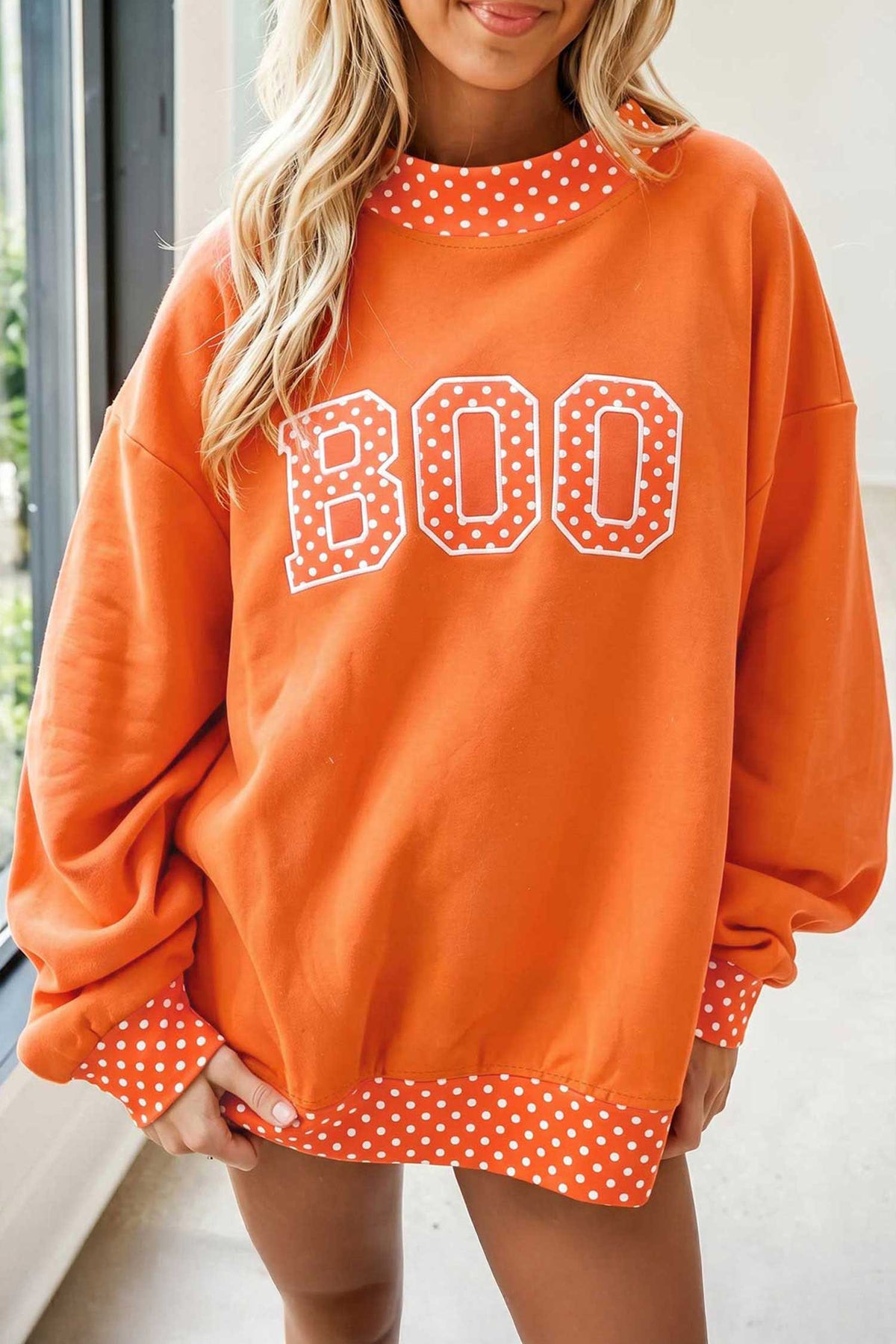 Sudadera rojo intenso con estampado de letras y lunares, cuello perkins y ribetes en contraste