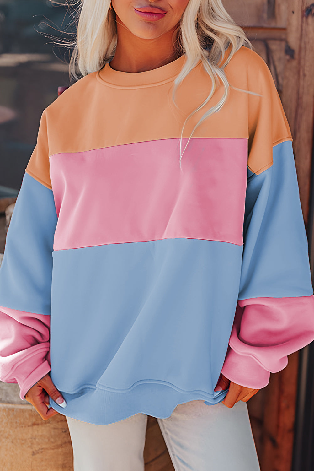 Sudadera azul cielo de estilo patchwork con bloques de color y hombros caídos