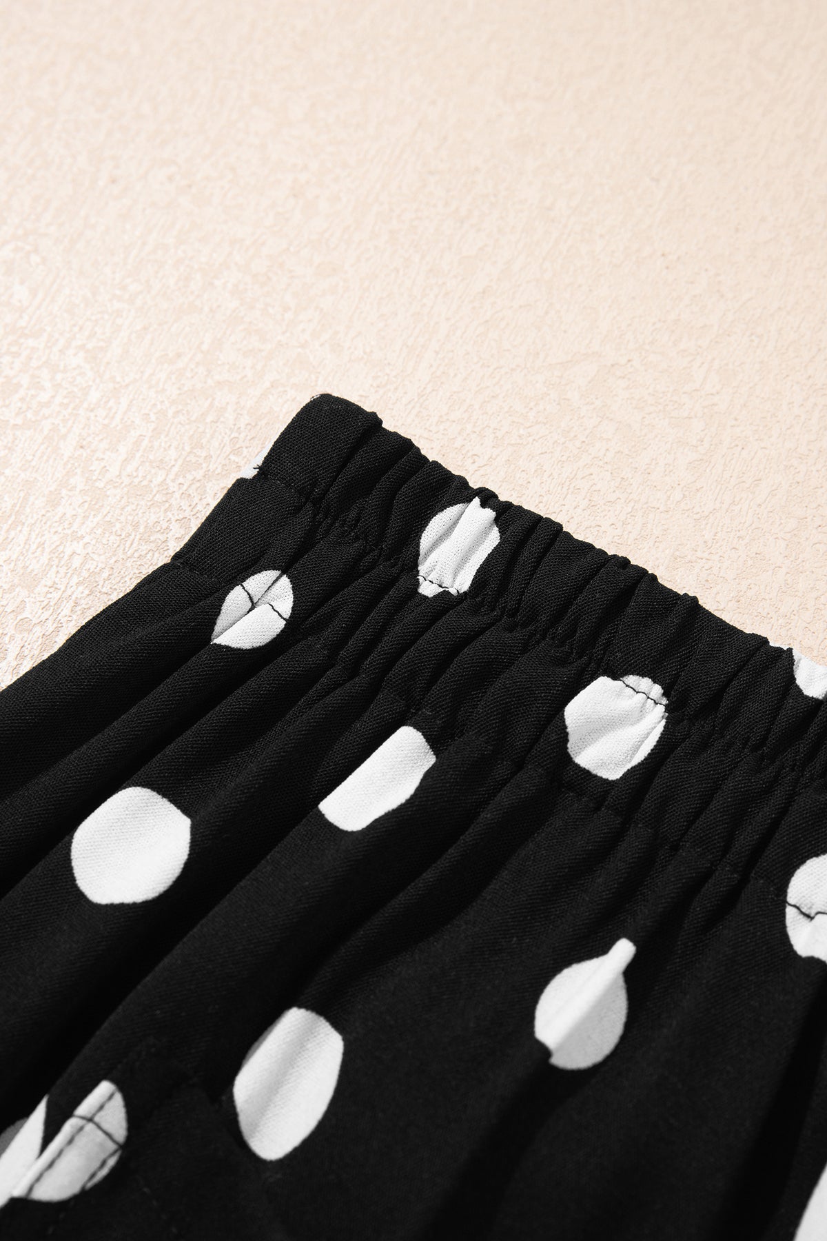 Pantalones rectos de talle medio con bolsillos de parche y estampado de lunares negros