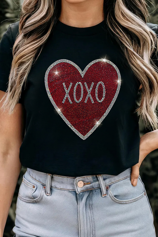 Camiseta de cuello redondo con gráfico de corazón XOXO con diamantes de imitación negros - Bego Fashion