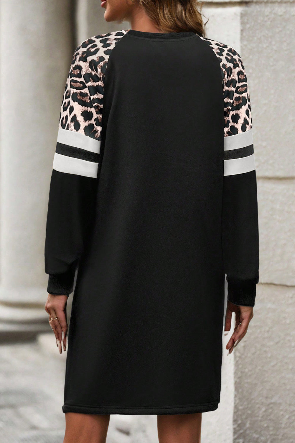 Vestido tipo sudadera estilo universitario con mangas raglán, estampado de leopardo negro y diseño de parches