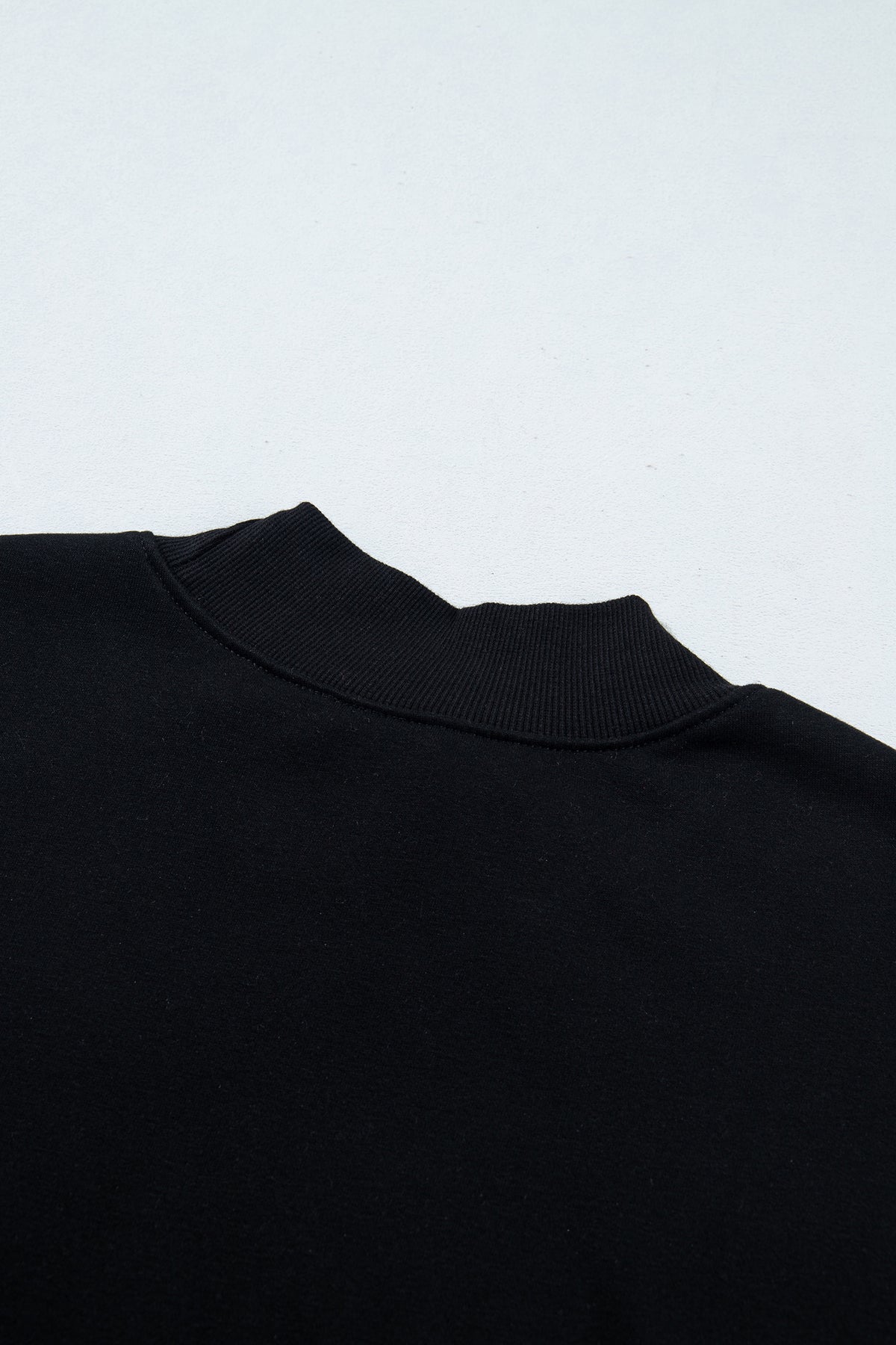 Sudadera negra lisa de corte oversize y cuello perkins