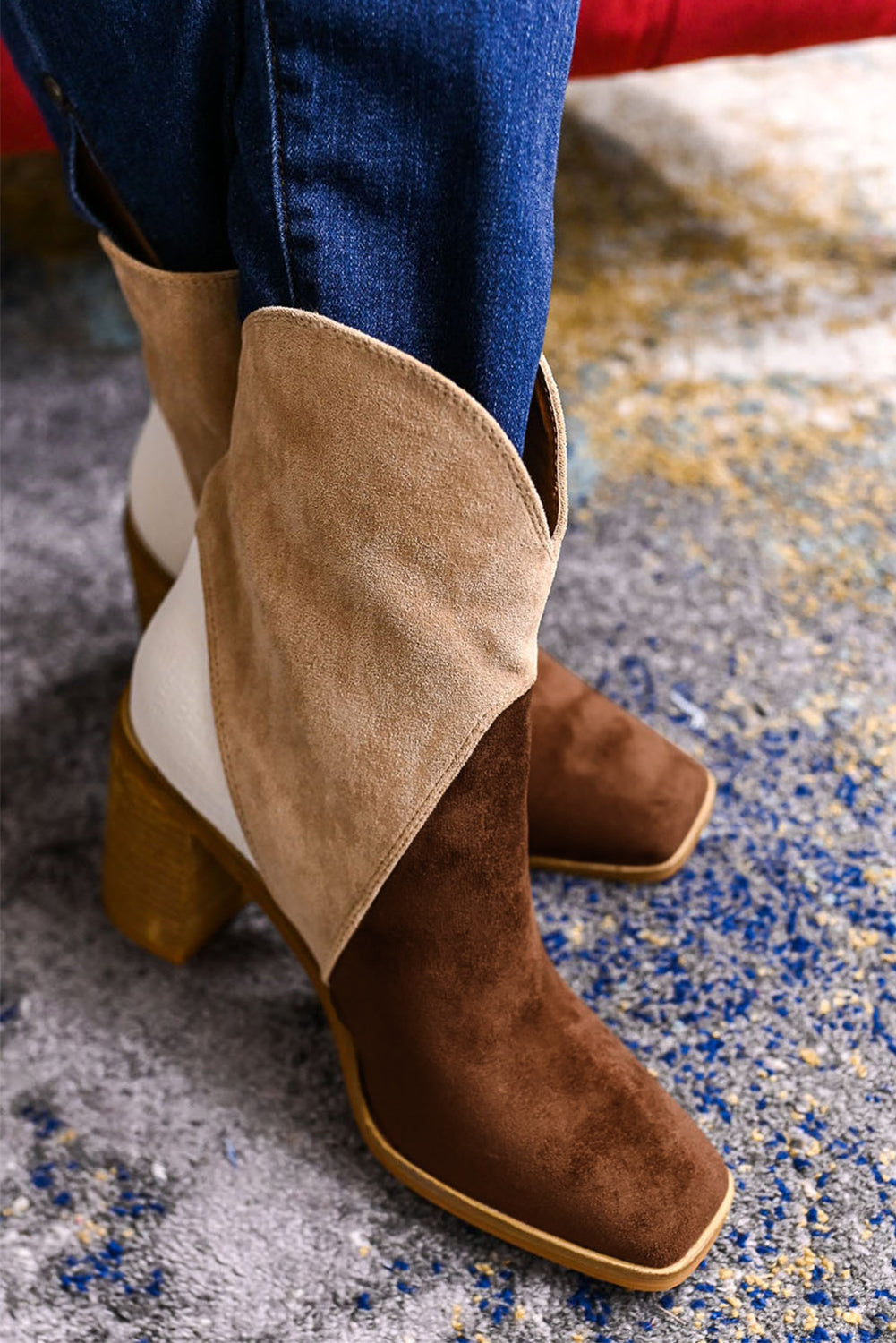 Botines de tacón en ante con diseño de bloques de color (tono castaño)