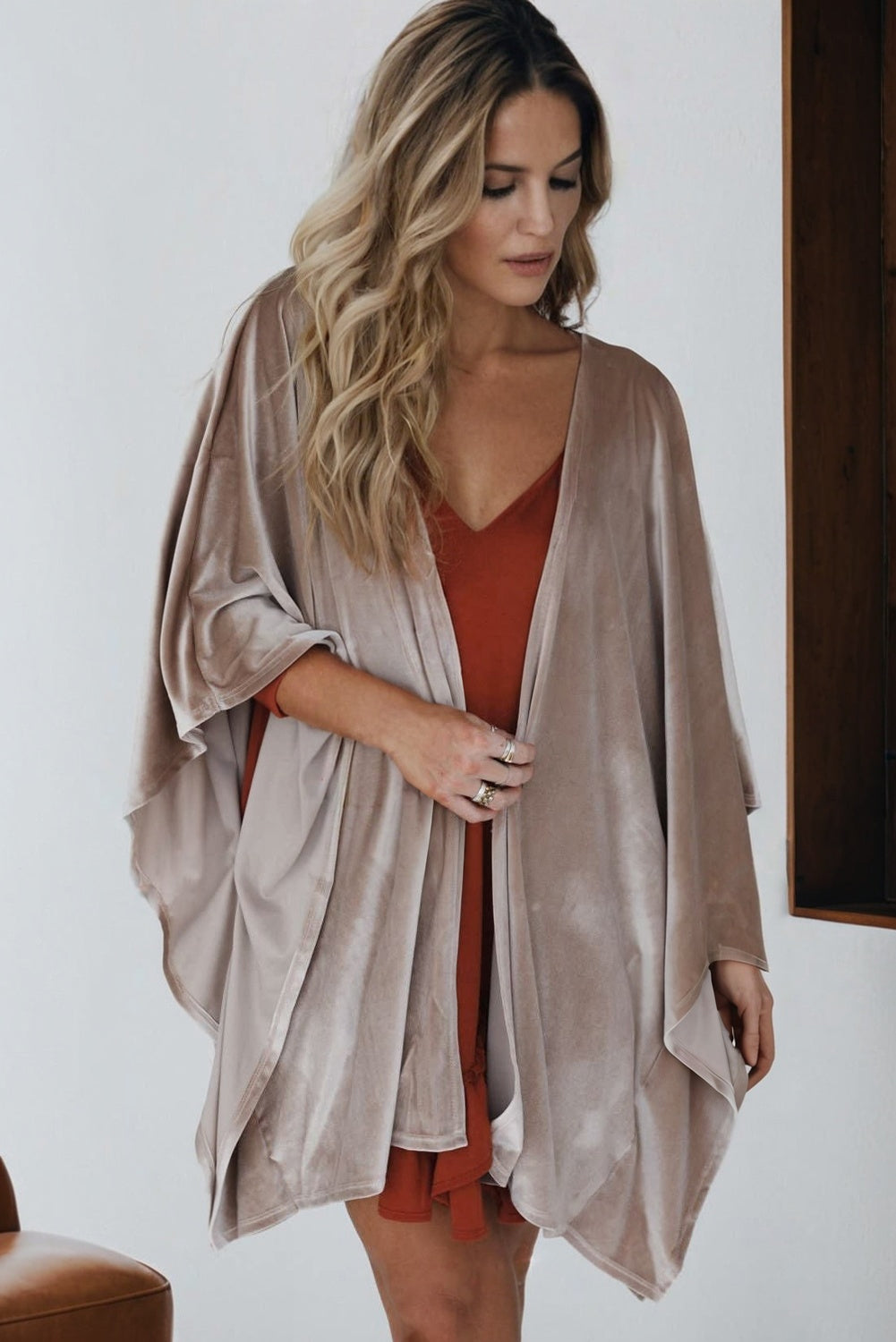 Kimono de terciopelo gris humo con mangas tres cuartos y frente abierto