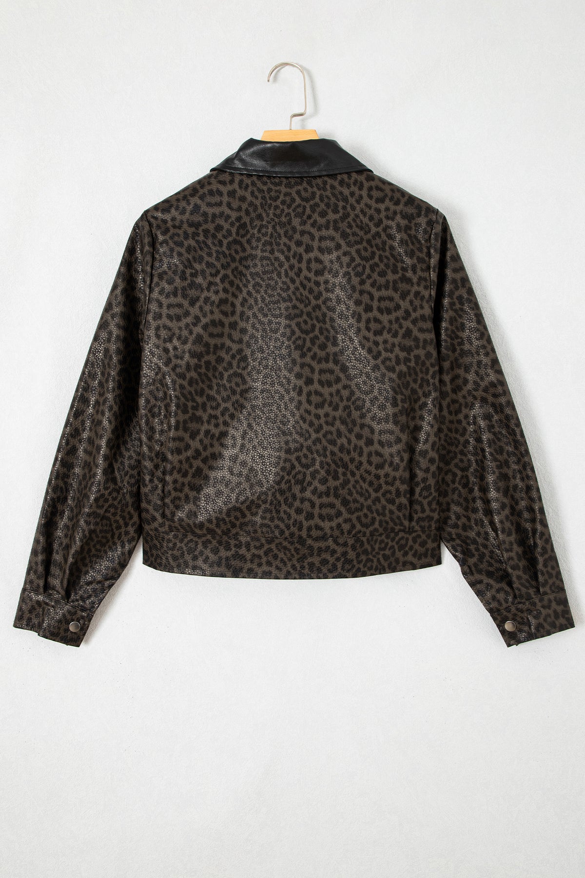 Chaqueta multicolor con estampado de leopardo, diseño en bloques de color, cuello y cierre frontal metálico.
