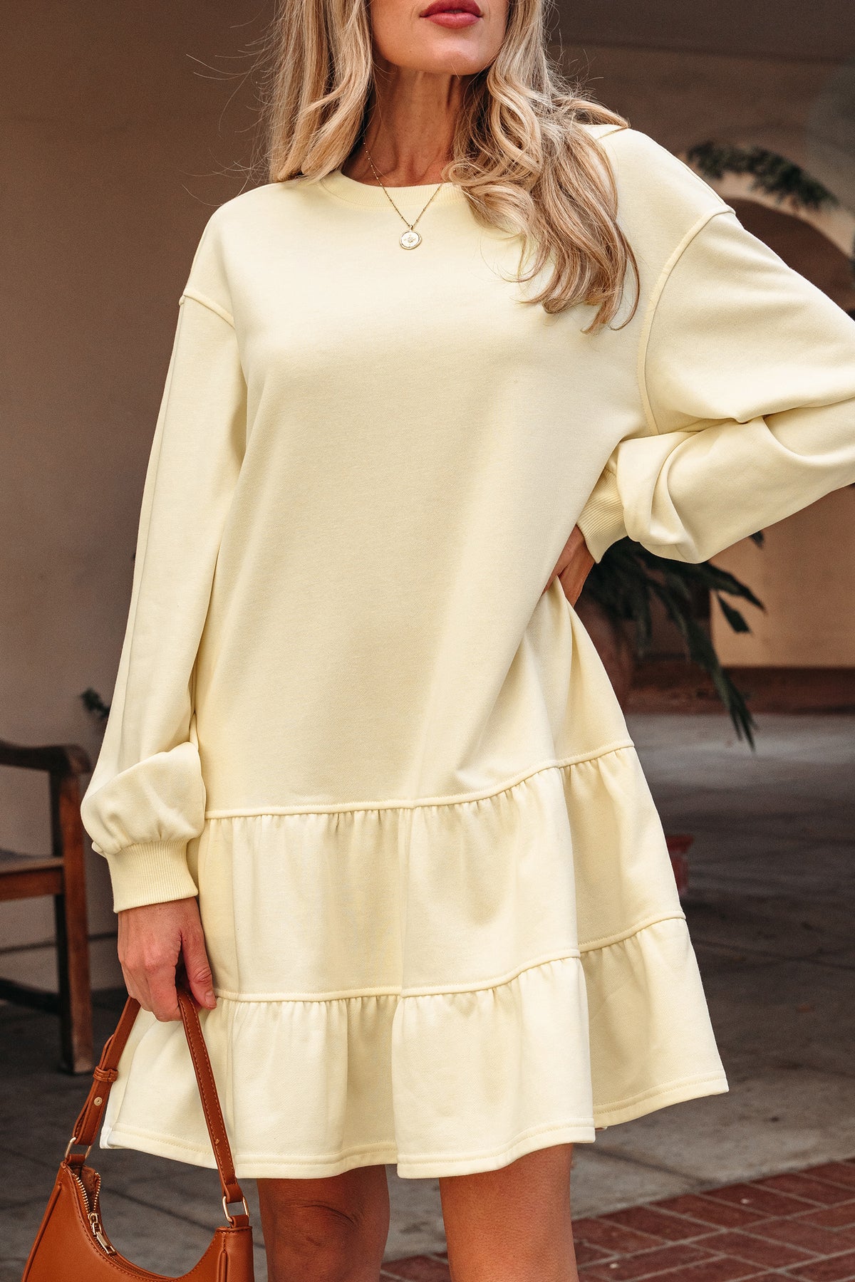 Minivestido holgado de manga larga en color beige con doble volante en el bajo