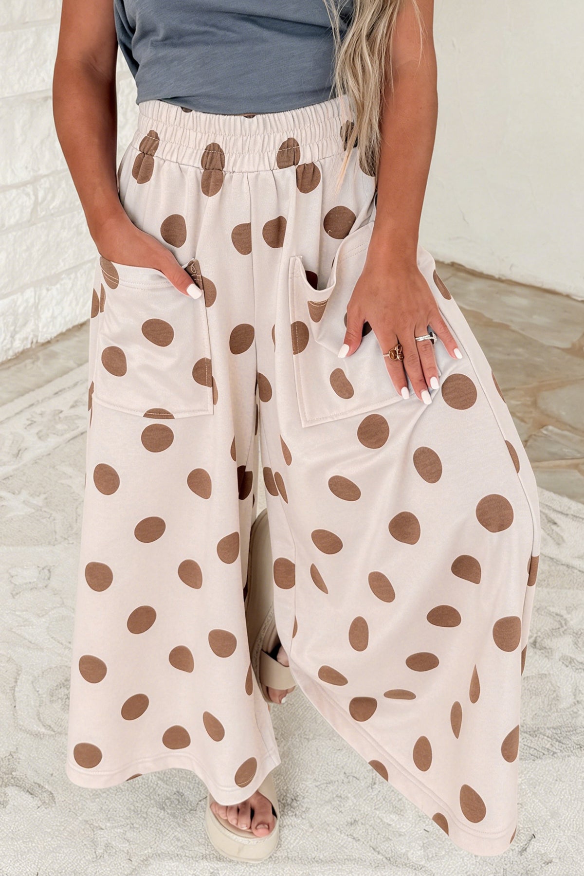 Pantalones informales de pernera ancha, con cintura elástica y estampado de lunares sobre fondo azul