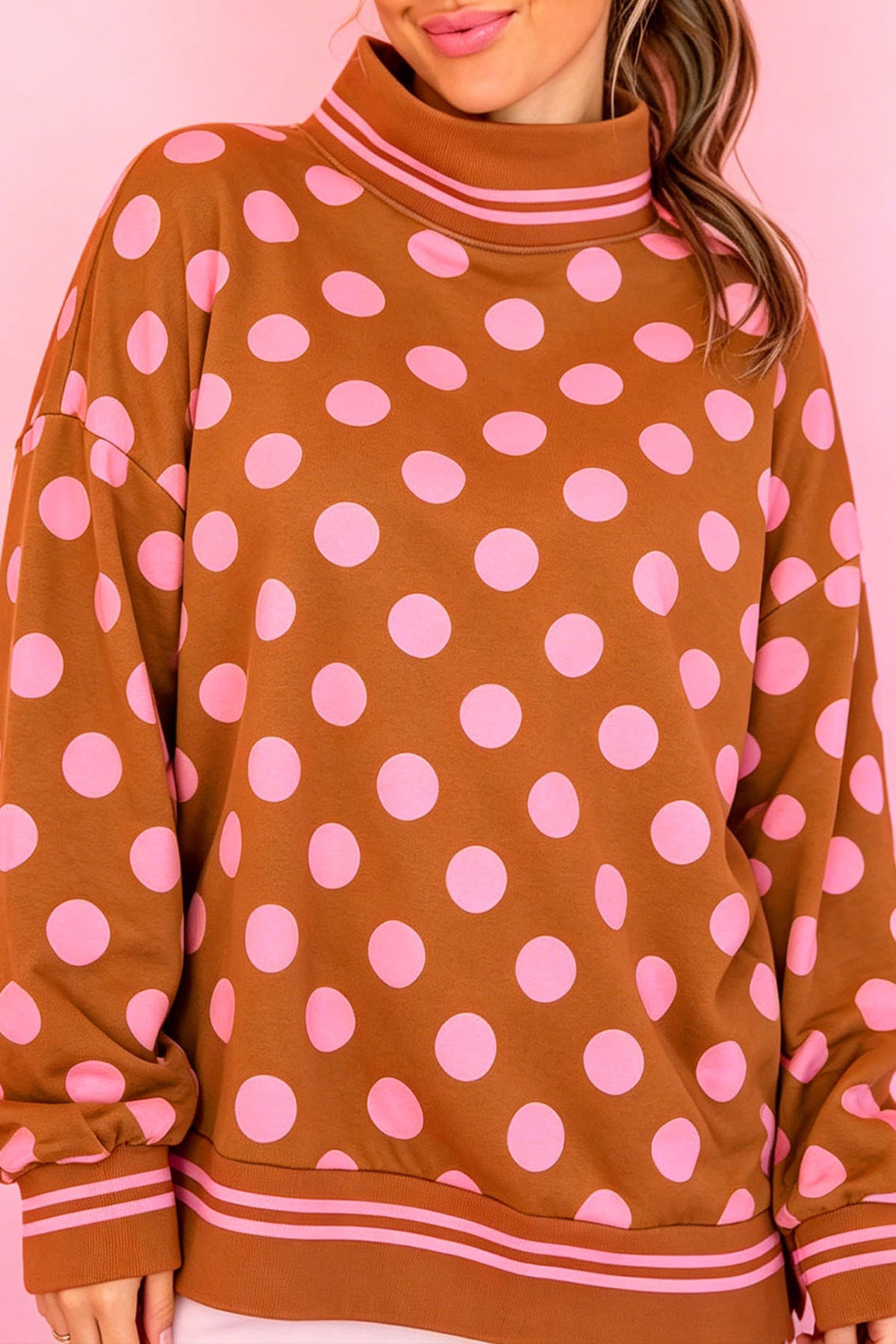 Sudadera rosa con cuello perkins y ribetes a rayas y lunares