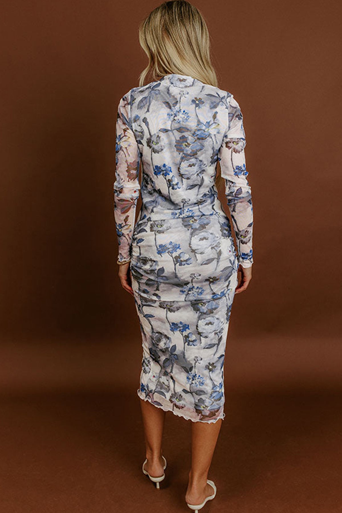 Vestido elegante de corte tubo, manga larga y estampado floral en azul cielo