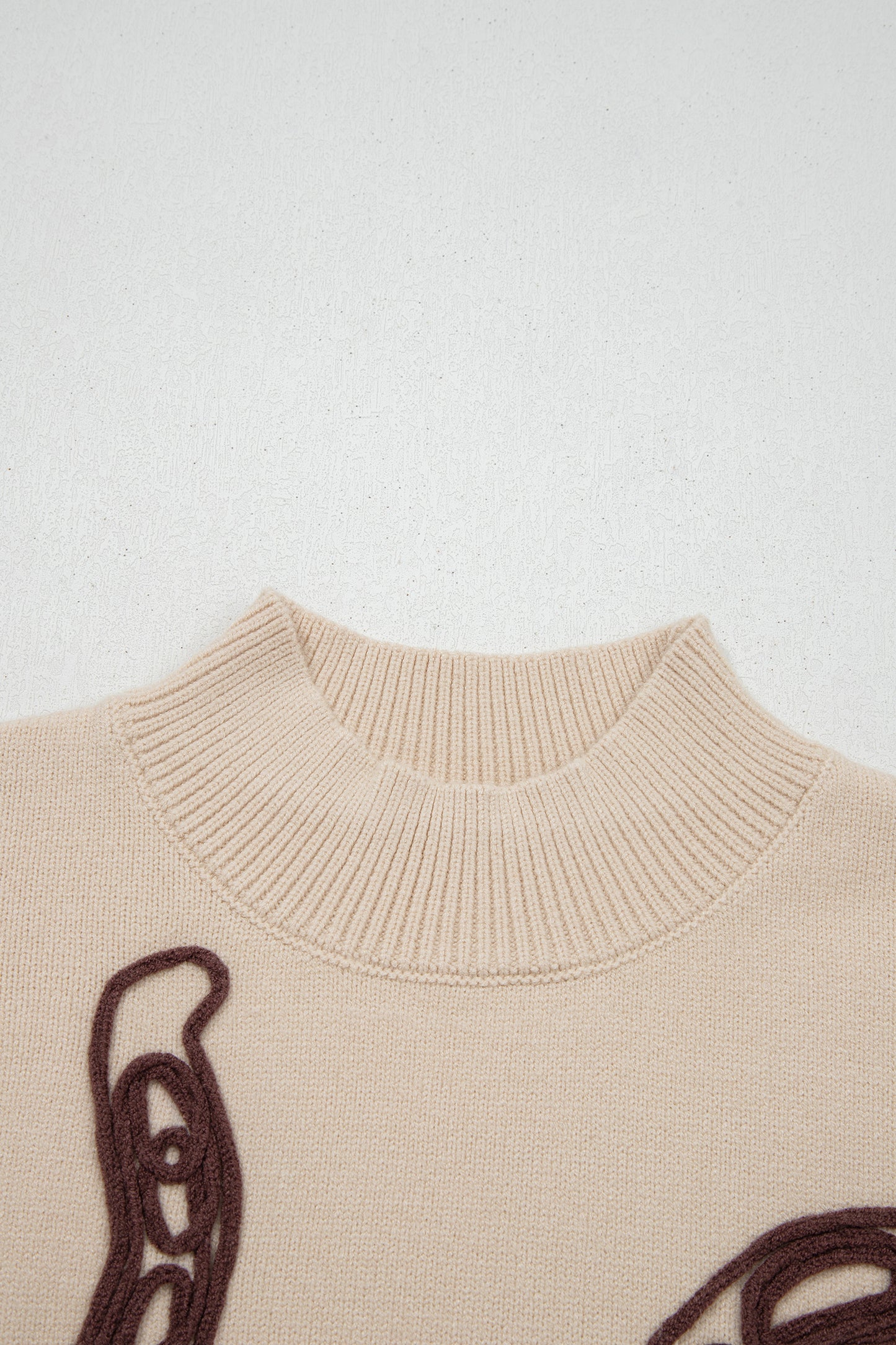 Suéter de manga corta con cuello alto, ribete acanalado y herraduras de pergamino - Bego Fashion