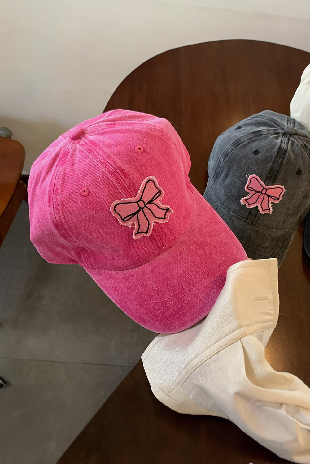 Gorra de béisbol ajustable estilo patchwork, color rosa intenso, con detalle de lazo.