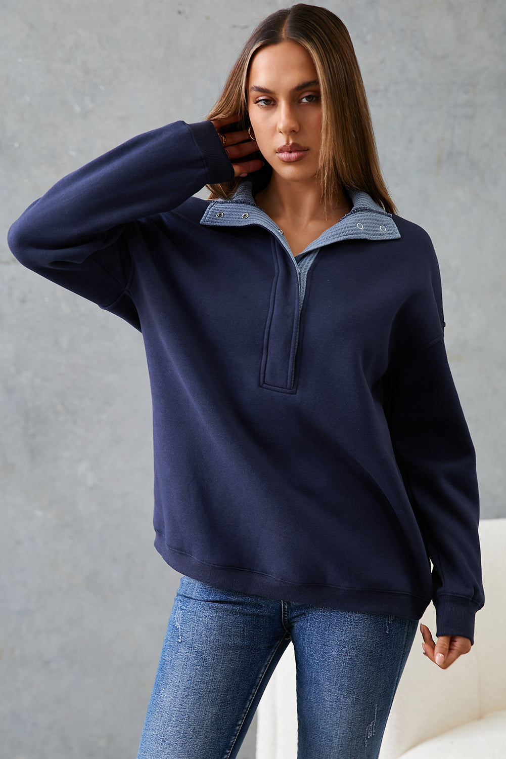 Sudadera informal de color azul desgastado, con hombros caídos y botones metálicos