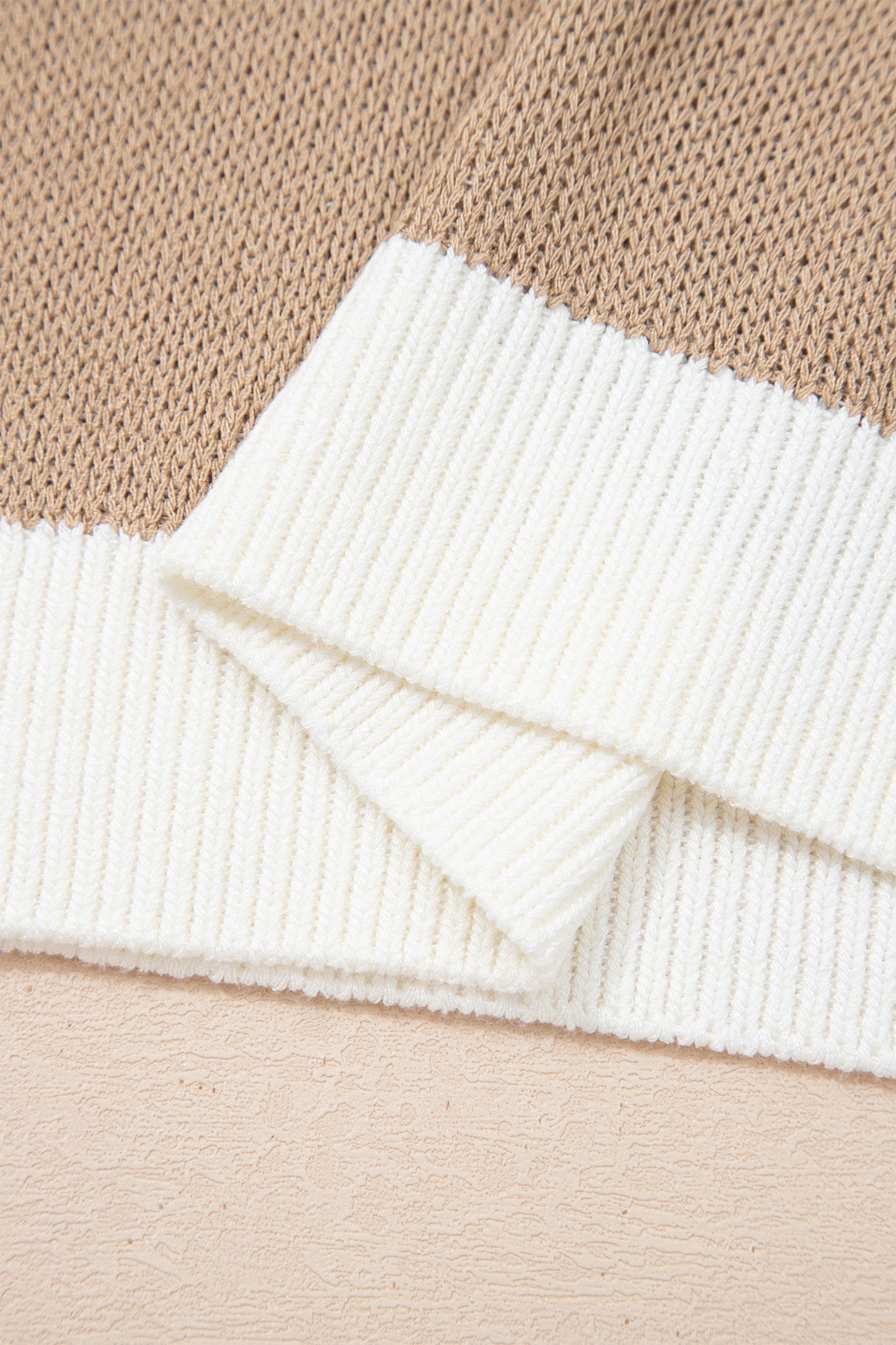 Suéter de manga corta con ribete en contraste y estampado de herradura de cabra - Bego Fashion