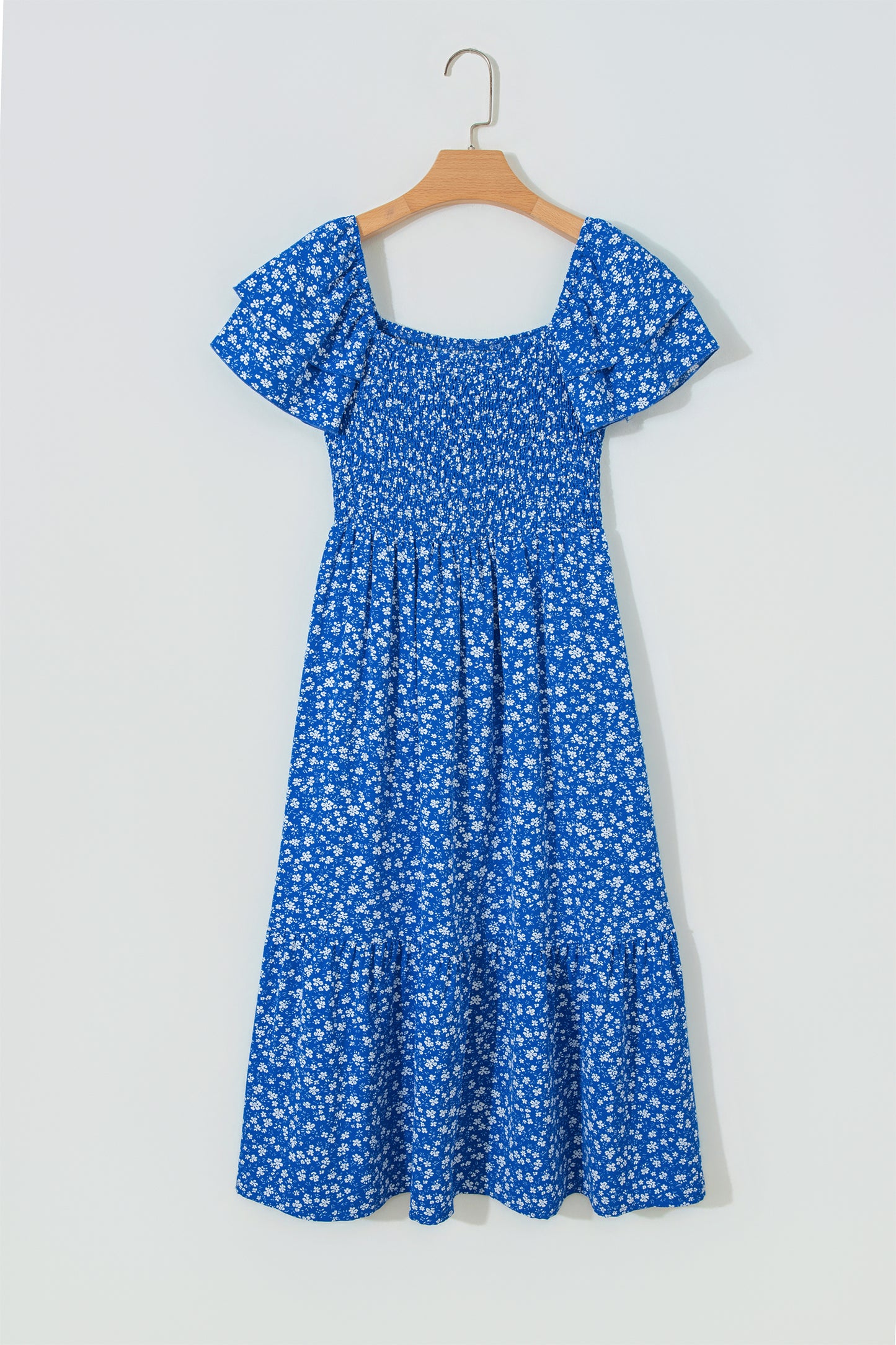Vestido corto de manga corta con cuello cuadrado fruncido y estampado floral de estilo ditsy azul