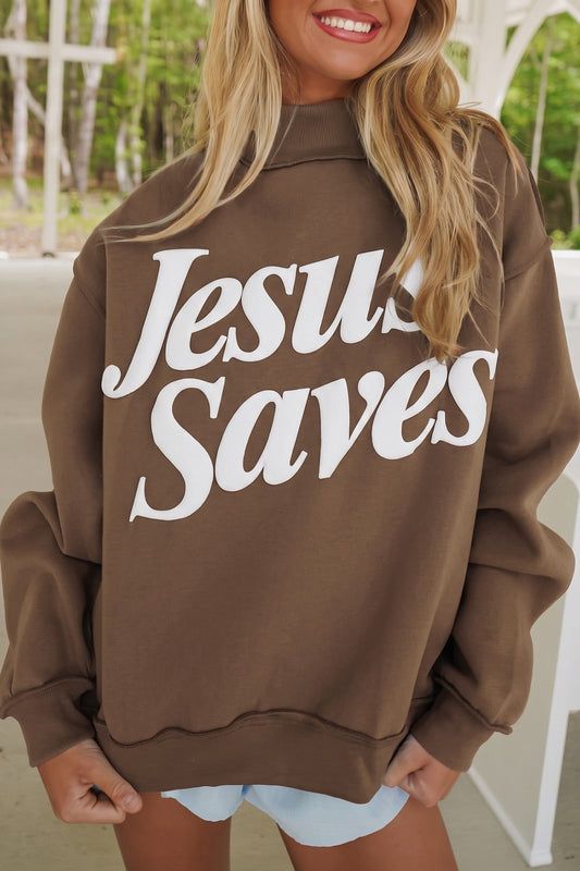 Sudadera holgada de color marrón oscuro con cuello alzado y estampado del eslogan «Jesus Saves»