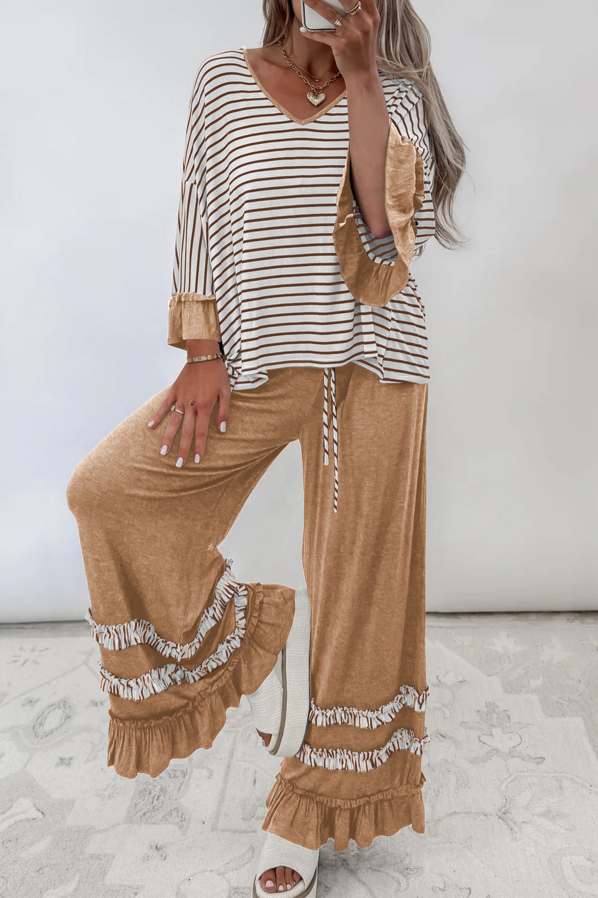 Conjunto de 2 piezas: top de rayas azules con cuello en V y mangas con volantes en contraste, y pantalón con cordón ajustable.