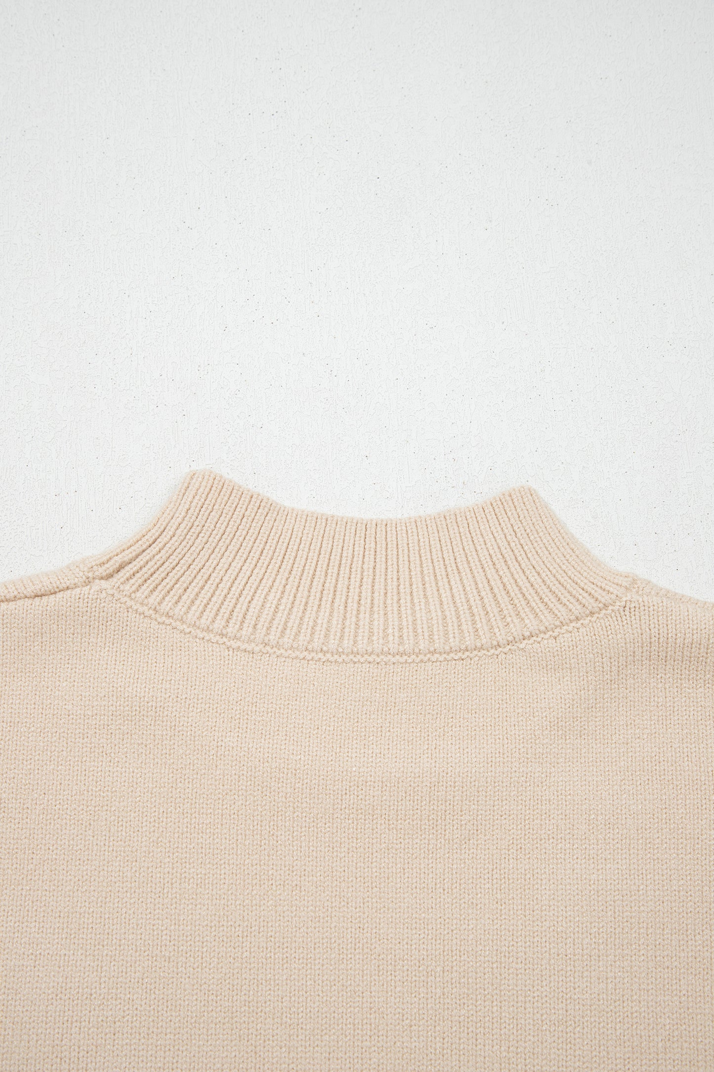 Suéter de manga corta con cuello alto, ribete acanalado y herraduras de pergamino - Bego Fashion