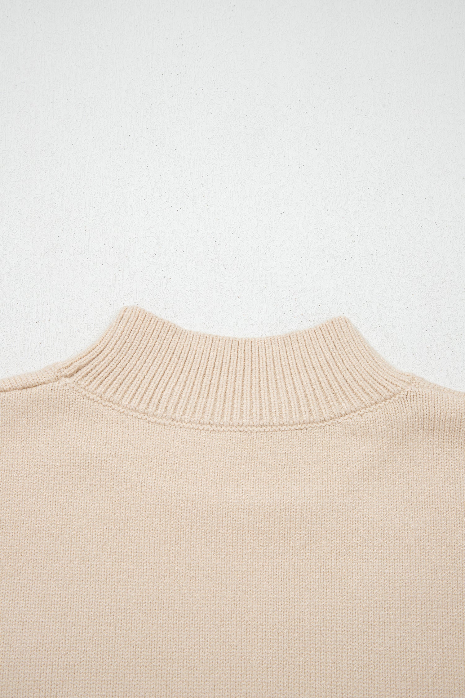 Suéter de manga corta con cuello alto, ribete acanalado y herraduras de pergamino - Bego Fashion