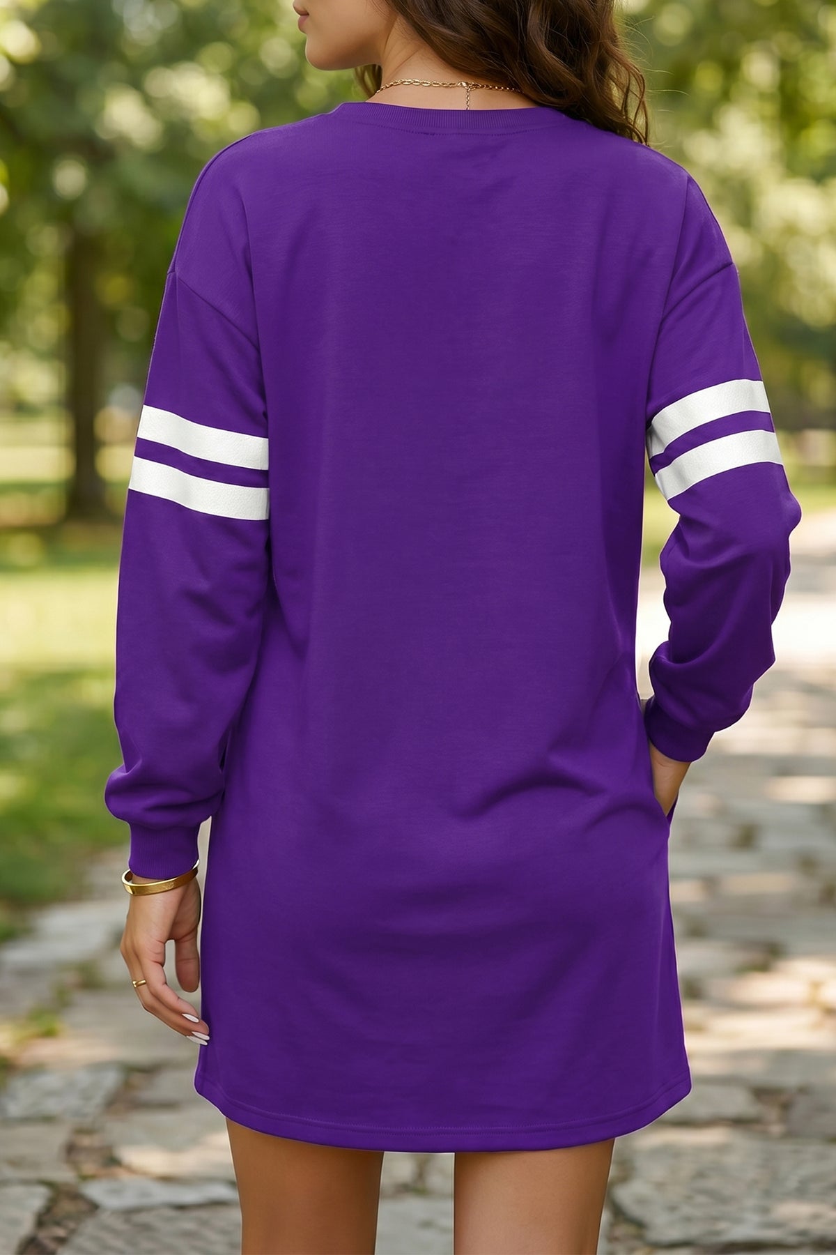 Vestido tipo sudadera de corte recto en azul celeste con mangas en contraste y acabados de canalé