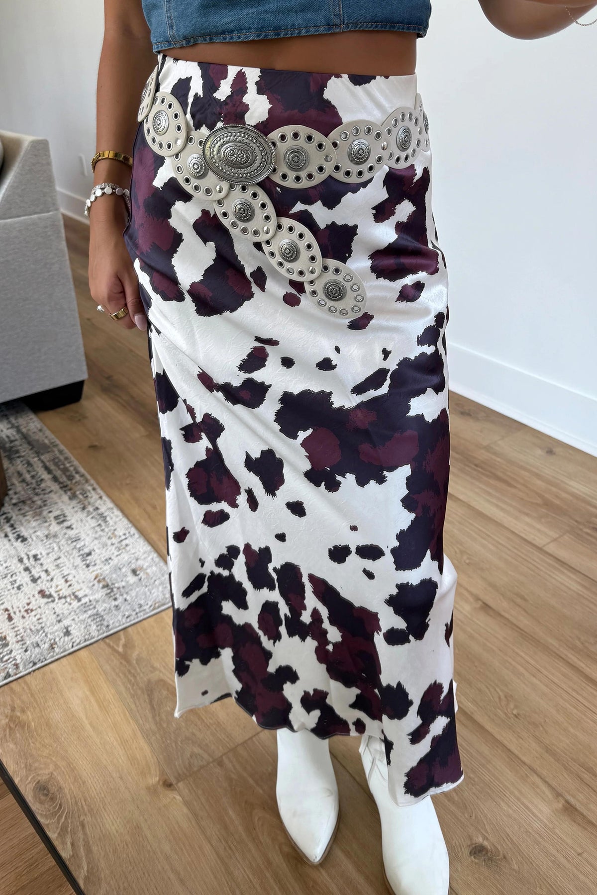 Falda larga estilo western con estampado abstracto marrón y cremallera metálica en la cintura, ideal para uso diario.