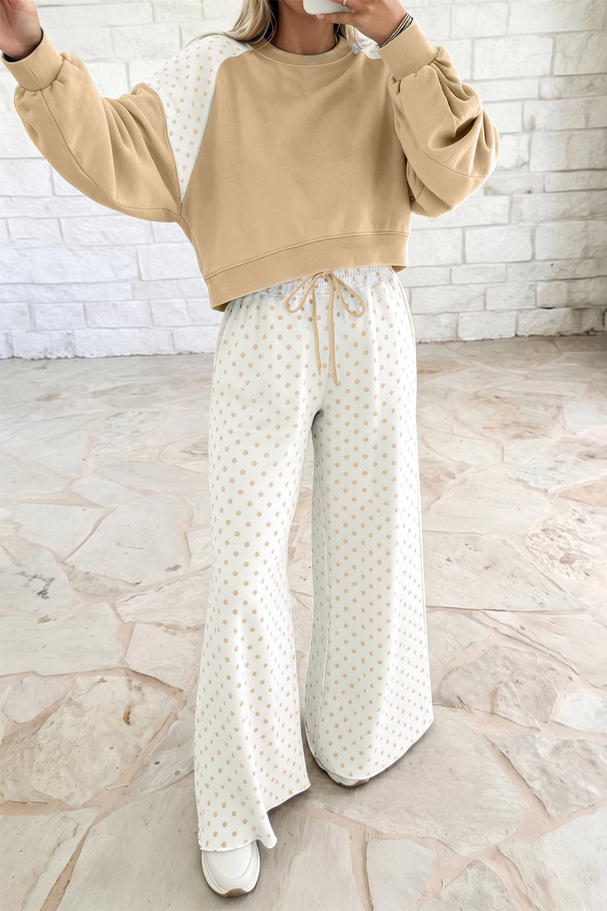 Conjunto casual de dos piezas con pantalón y manga larga, estilo patchwork y bloques de color, en color caqui con estampado de lunares.