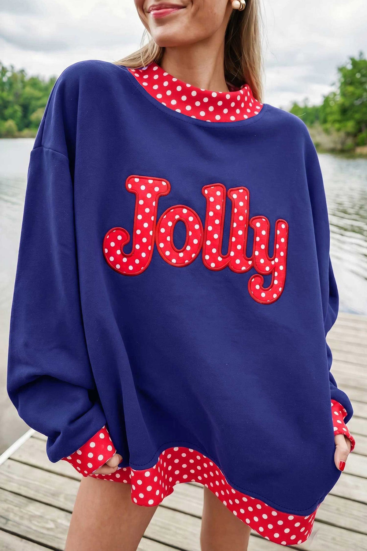 Sudadera rojo intenso con estampado de letras y lunares, cuello perkins y ribetes en contraste