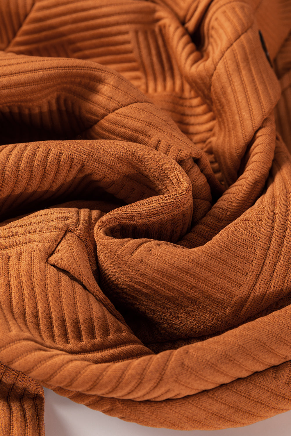 Abrigo largo con cuello texturizado y hombros caídos con botones en la parte delantera y diseño de llamas doradas - Bego Fashion