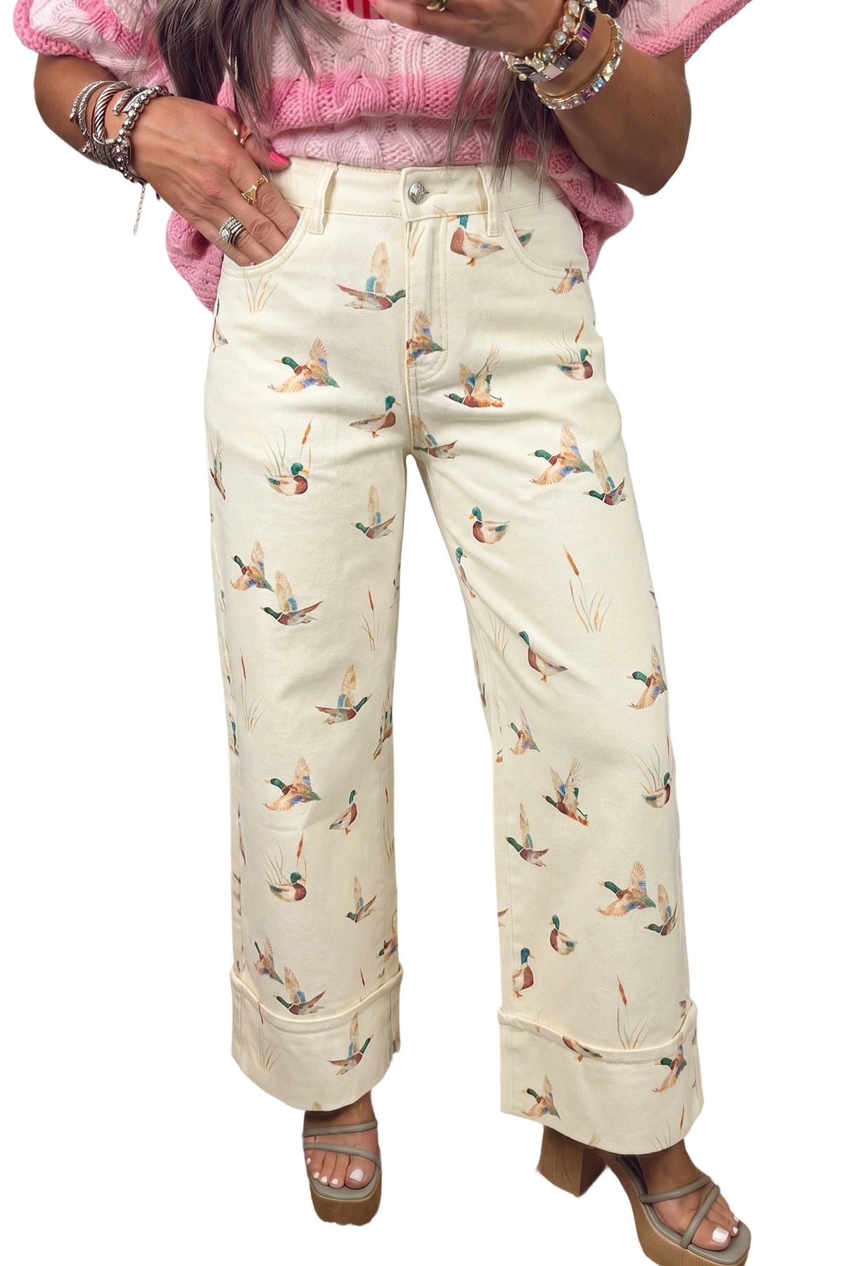 Vaqueros beige elegantes con estampado de patos y bajo con puños