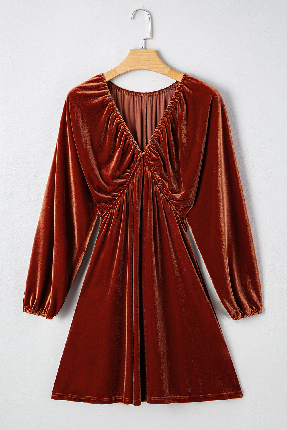 Vestido corto de terciopelo color arcilla con cuello en V, mangas abullonadas y diseño elástico.
