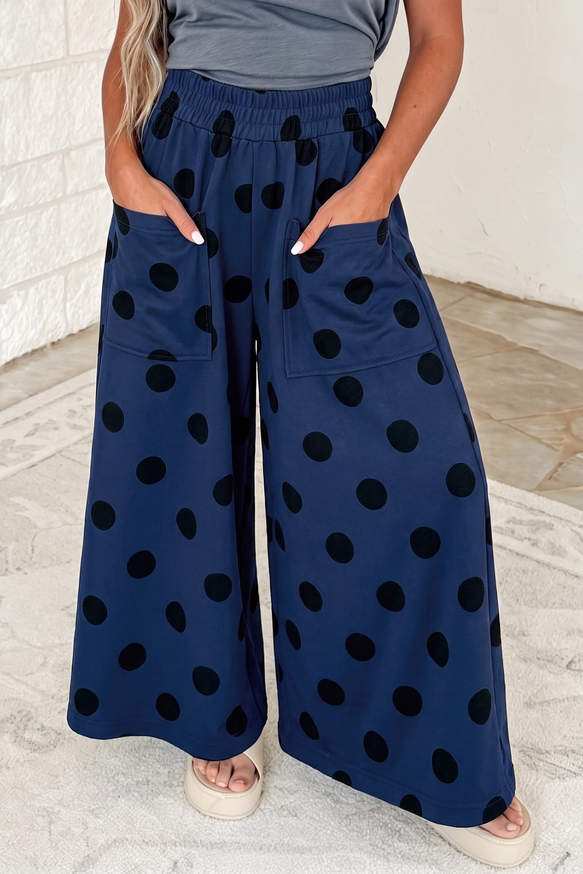 Pantalones informales de pernera ancha, con cintura elástica y estampado de lunares sobre fondo azul