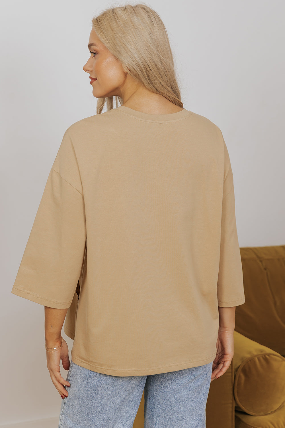 Top de manga tres cuartos con estampado floral y diseño de parches tipo estrella en color camel