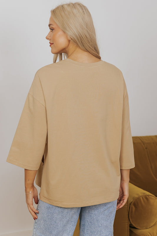 Top de manga tres cuartos con estampado floral y diseño de parches tipo estrella en color camel