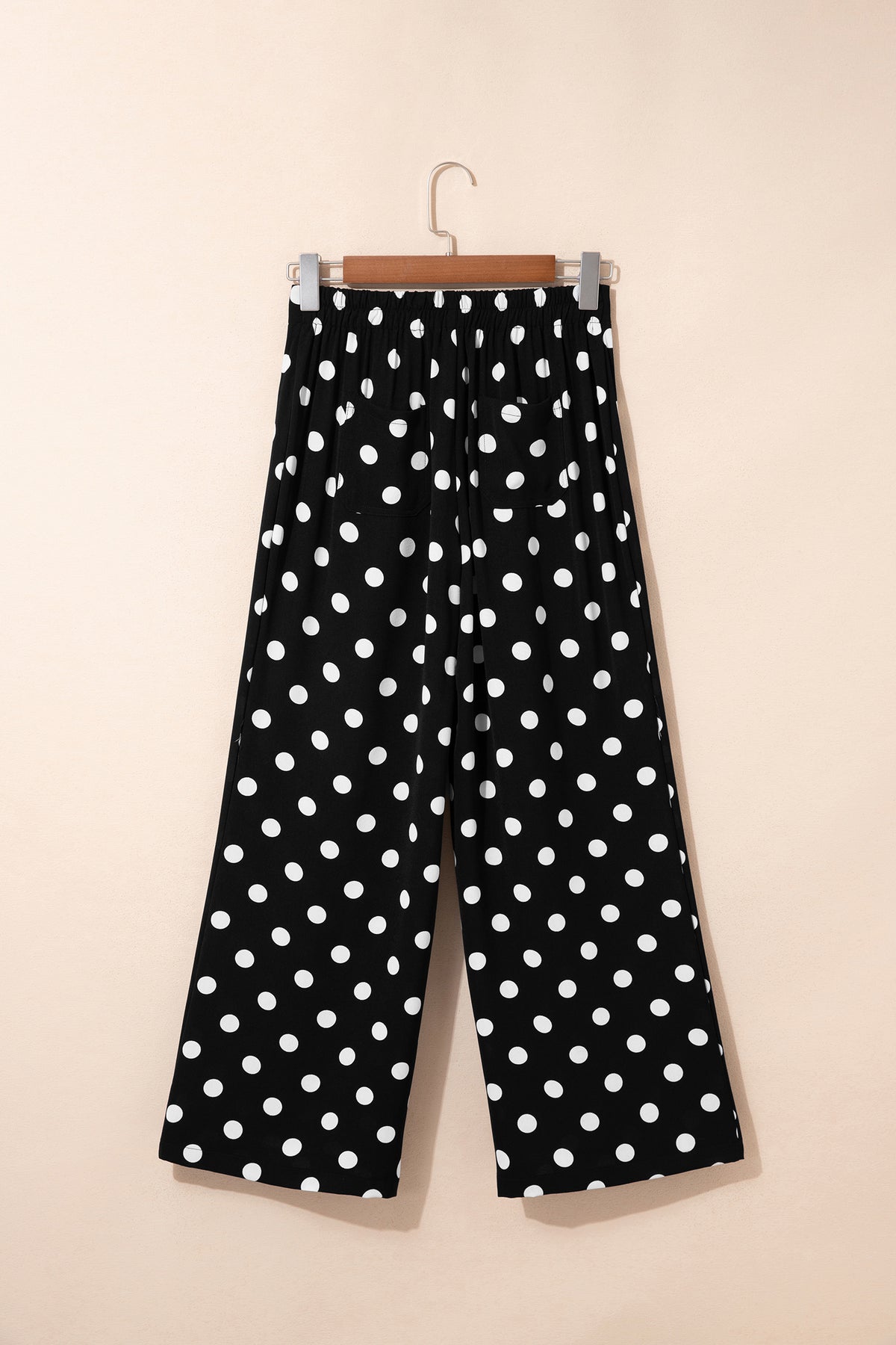 Pantalones rectos de talle medio con bolsillos de parche y estampado de lunares negros